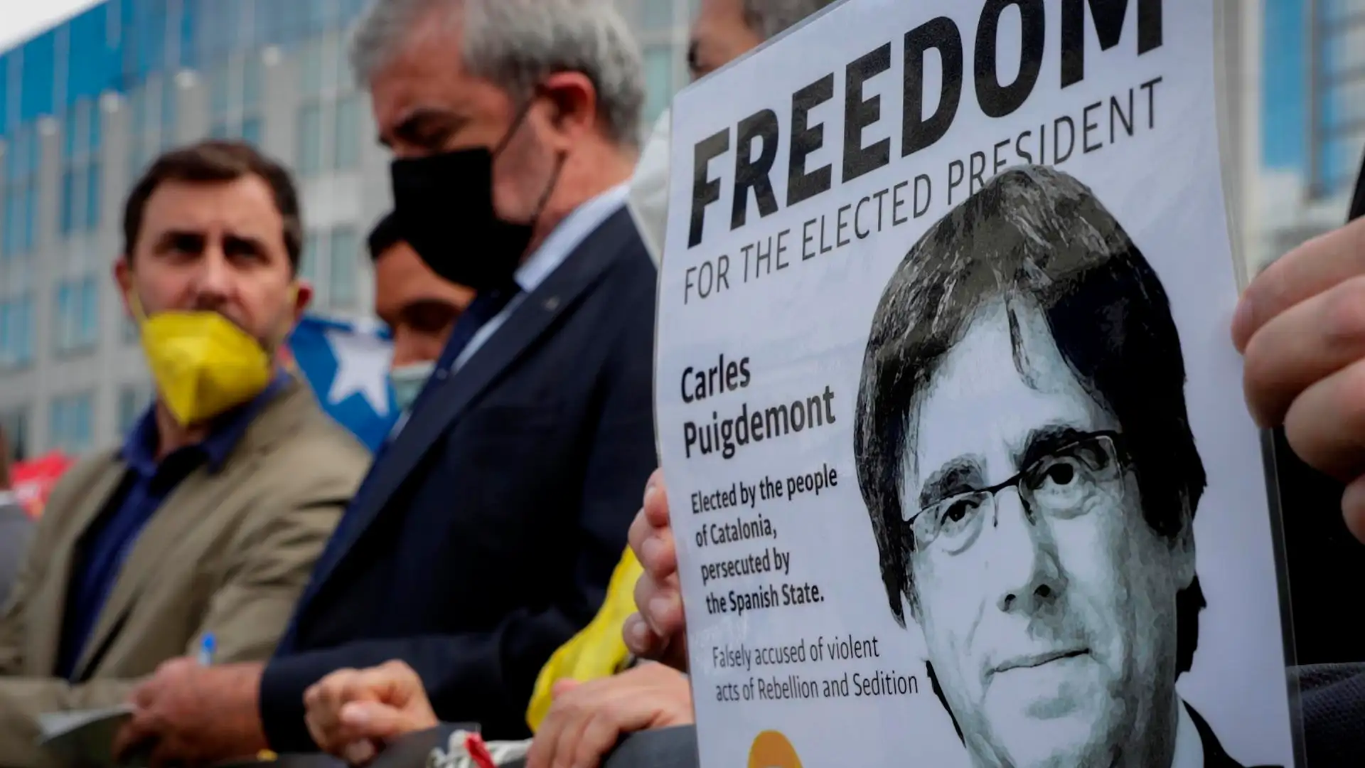 El independentismo catalán celebra la salida de Puigdemont de la cárcel El independentismo catalán celebra la salida de Puigdemont de la cárcel