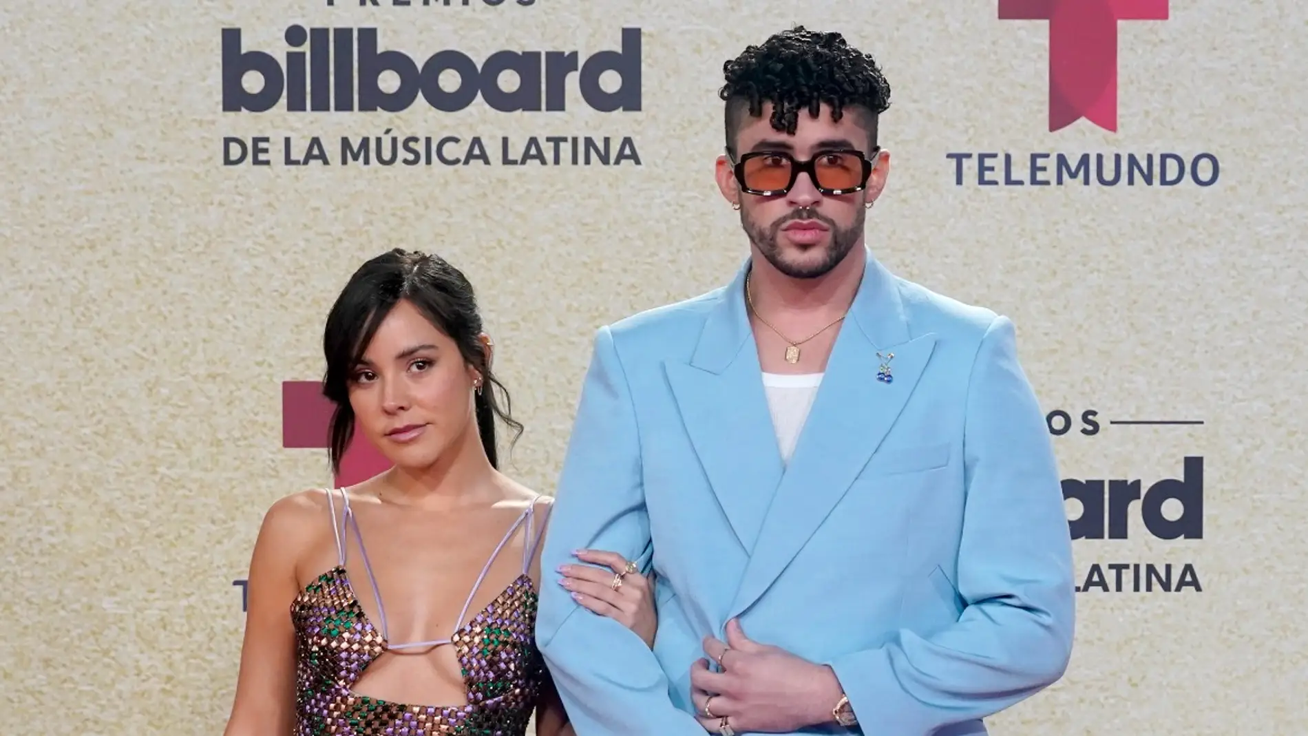 Bad Bunny y su novia en los premios Billiboard 2021