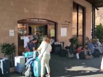 El aeropuerto de La Palma sigue inoperativo por acumulación de cenizas y cientos de personas optan por marcharse en barco