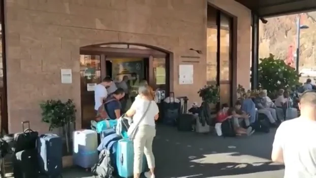 El aeropuerto de La Palma sigue inoperativo por acumulaci&oacute;n de cenizas y cientos de personas optan por marcharse en barco