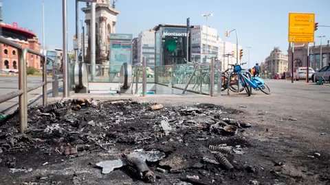 Las playas de Barcelona viven una noche de botellones y actos vandálicos Las playas de Barcelona viven una noche de botellones y actos vandálicos
