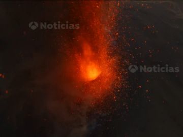 Las únicas imágenes que muestran el cráter en plena erupción de lava del volcán de La Palma, en exclusiva