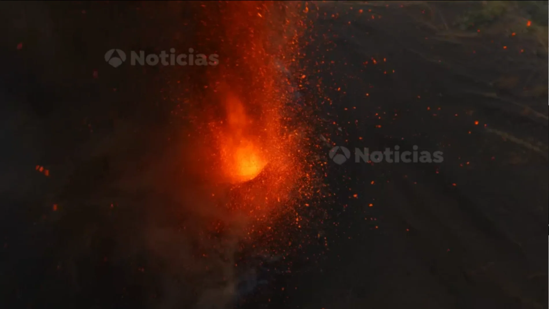 Las únicas imágenes que muestran el cráter en plena erupción de lava del volcán de La Palma, en exclusiva
