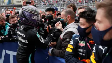 Hamilton reina en el caos del GP de Sochi con Verstappen 2º y Sainz 3º, Alonso terminó 6º Hamilton reina en el caos del GP de Sochi con Verstappen 2º y Sainz 3º, Alonso terminó 6º