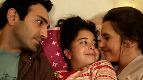 Öykü, Demir y Candan prometen estar juntos para siempre 'Mi hija'