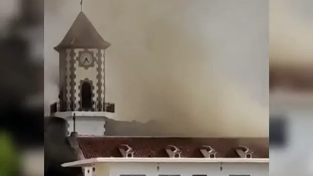 La lava del volcán de La Palma destruye la iglesia de Todoque La lava del volcán de La Palma destruye la iglesia de Todoque