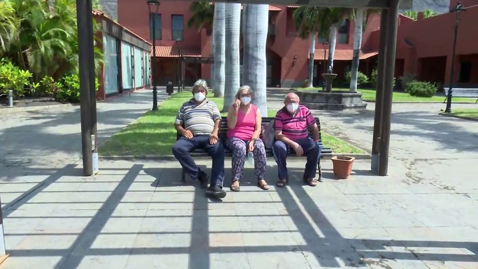 Varias personas desalojadas por la erupción del volcán de La Palma son trasladados a hoteles 