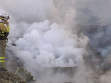 Bombero en el volcán de La Palma