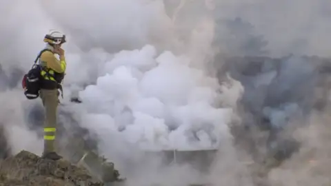 Bombero en el volcán de La Palma Bombero en el volcán de La Palma