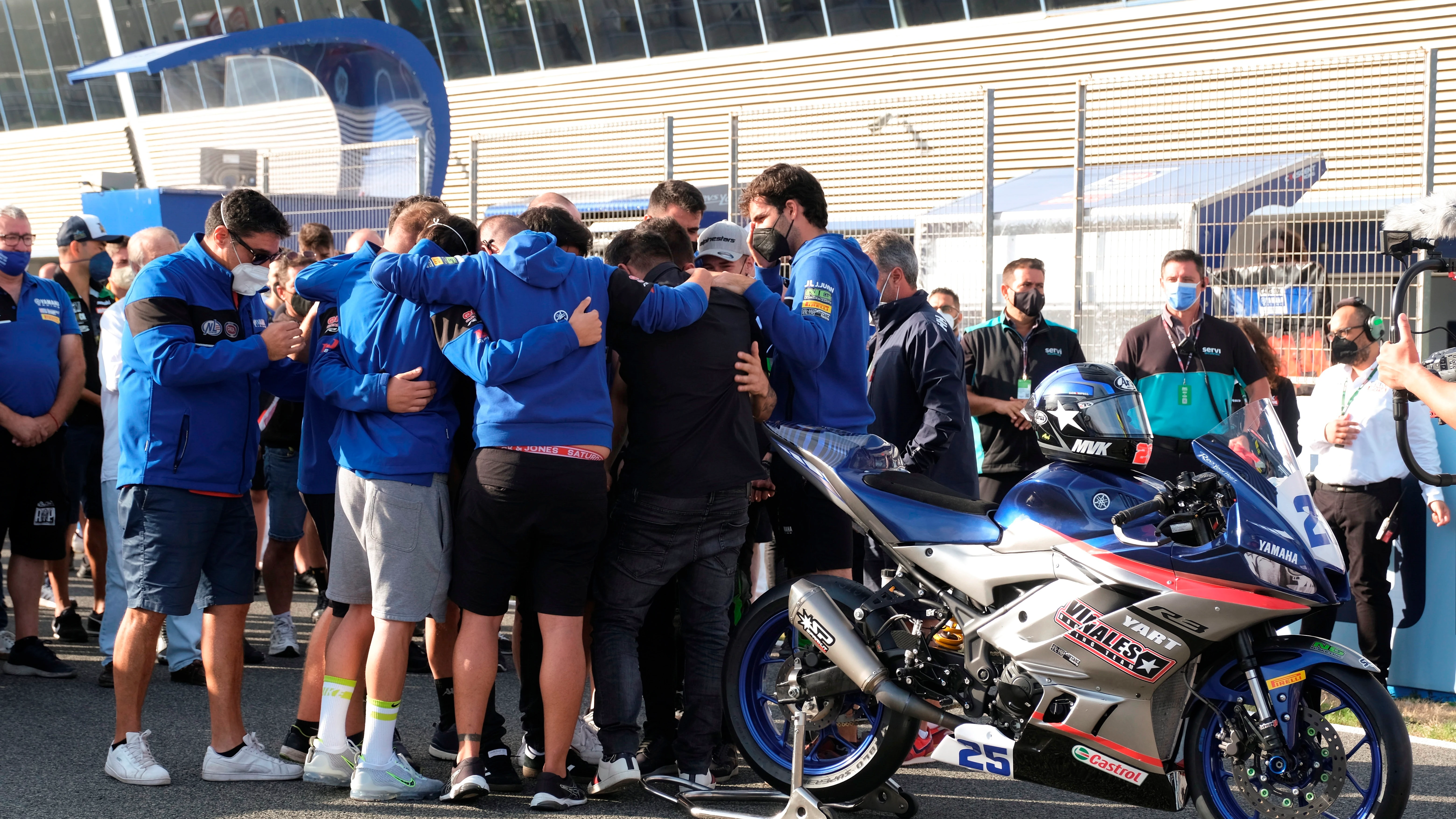 Jerez rinde un emocionante homenaje a Dean Berta Viñales: "Siempre en nuestros corazones" Jerez rinde un emocionante homenaje a Dean Berta Viñales: "Siempre en nuestros corazones"