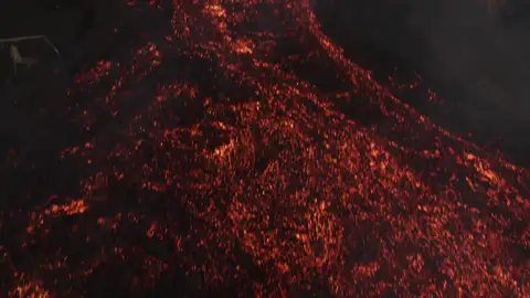 Imágenes inéditas de las lenguas de lava en el volcán de La Palma Imágenes inéditas de las lenguas de lava en el volcán de La Palma