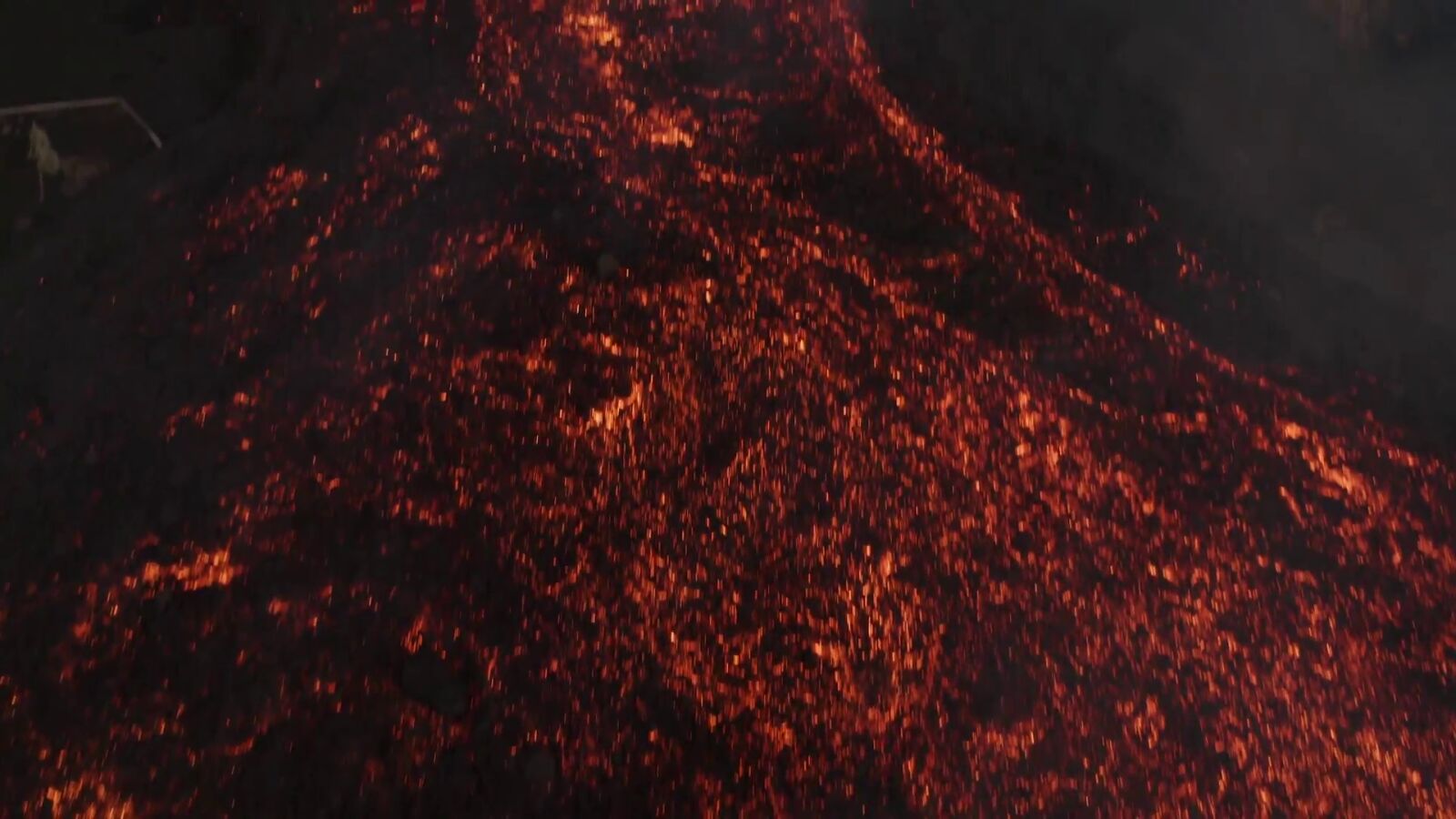 El rugido del volcán de La Palma se escucha por primera vez al otro lado de la isla