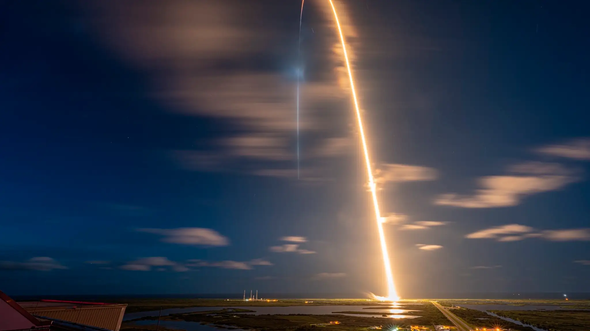 Lanzamiento del cohete Falcon 9 de Space X. Lanzamiento del cohete Falcon 9 de Space X.