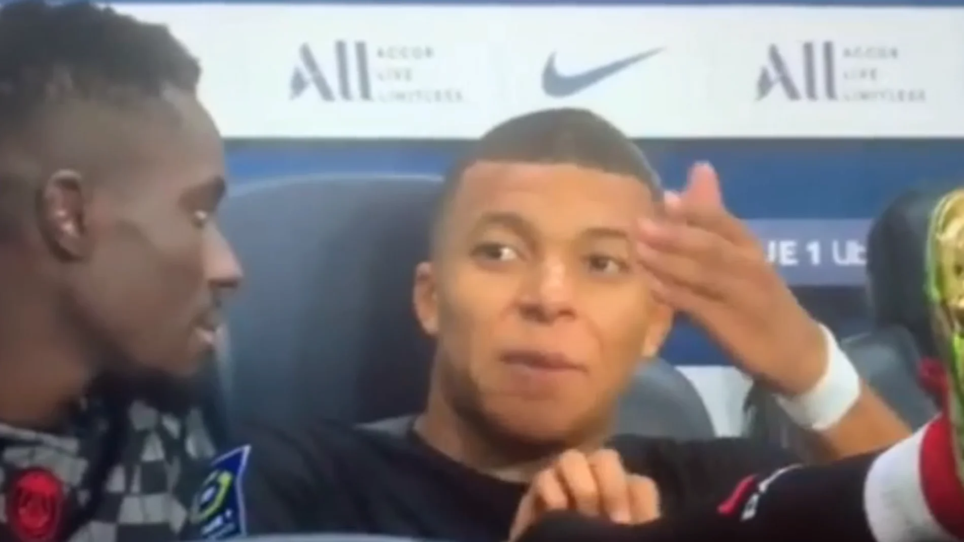 Pillan a Mbappé criticando a Neymar desde el banquillo: &quot;A mí no me la pasa&quot;
