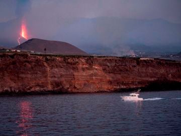 Una embarcación de recreo regresa al atardecer al puerto de Tazacorte ubicado en la costa por donde se prevé llegue la lava del volcán de Cumbre Vieja