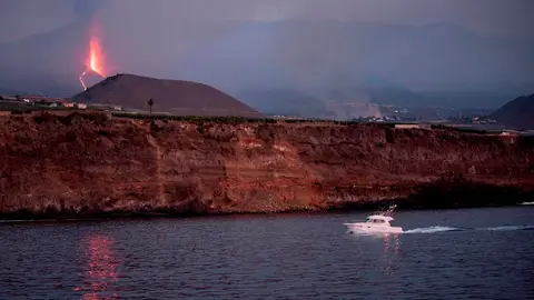 Una embarcación de recreo regresa al atardecer al puerto de Tazacorte ubicado en la costa por donde se prevé llegue la lava del volcán de Cumbre Vieja Una embarcación de recreo regresa al atardecer al puerto de Tazacorte ubicado en la costa por donde se prevé llegue la lava del volcán de Cumbre Vieja