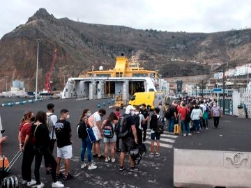 La ceniza del volcán de La Palma, cubre amplias zona de la isla, cómo es el Puerto de Santa Cruz de La Palma, que se encuentra en la vertiente opuesta al mismo. En este además, se siguen formando colas de gente que entra y sale de la isla por barco, única vía por dónde hacerlo en estos momentos