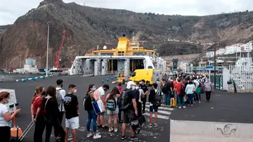 La ceniza del volcán de La Palma, cubre amplias zona de la isla, cómo es el Puerto de Santa Cruz de La Palma, que se encuentra en la vertiente opuesta al mismo. En este además, se siguen formando colas de gente que entra y sale de la isla por barco, única vía por dónde hacerlo en estos momentos La ceniza del volcán de La Palma, cubre amplias zona de la isla, cómo es el Puerto de Santa Cruz de La Palma, que se encuentra en la vertiente opuesta al mismo. En este además, se siguen formando colas de gente que entra y sale de la isla por barco, única vía por dónde hacerlo en estos momentos