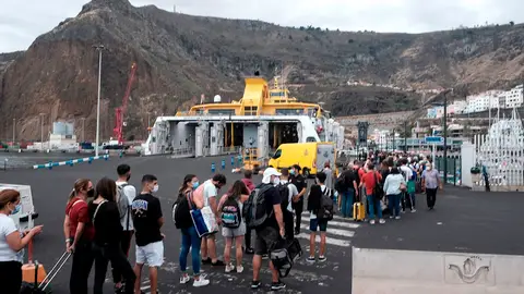 La ceniza del volcán de La Palma, cubre amplias zona de la isla, cómo es el Puerto de Santa Cruz de La Palma, que se encuentra en la vertiente opuesta al mismo. En este además, se siguen formando colas de gente que entra y sale de la isla por barco, única vía por dónde hacerlo en estos momentos La ceniza del volcán de La Palma, cubre amplias zona de la isla, cómo es el Puerto de Santa Cruz de La Palma, que se encuentra en la vertiente opuesta al mismo. En este además, se siguen formando colas de gente que entra y sale de la isla por barco, única vía por dónde hacerlo en estos momentos