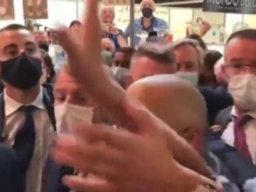 Lanzan un huevo a Emmanuel Macron al grito de "viva la revolución"