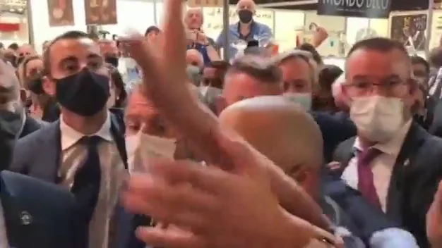Lanzan un huevo a Emmanuel Macron al grito de "viva la revolución" Lanzan un huevo a Emmanuel Macron al grito de "viva la revolución"