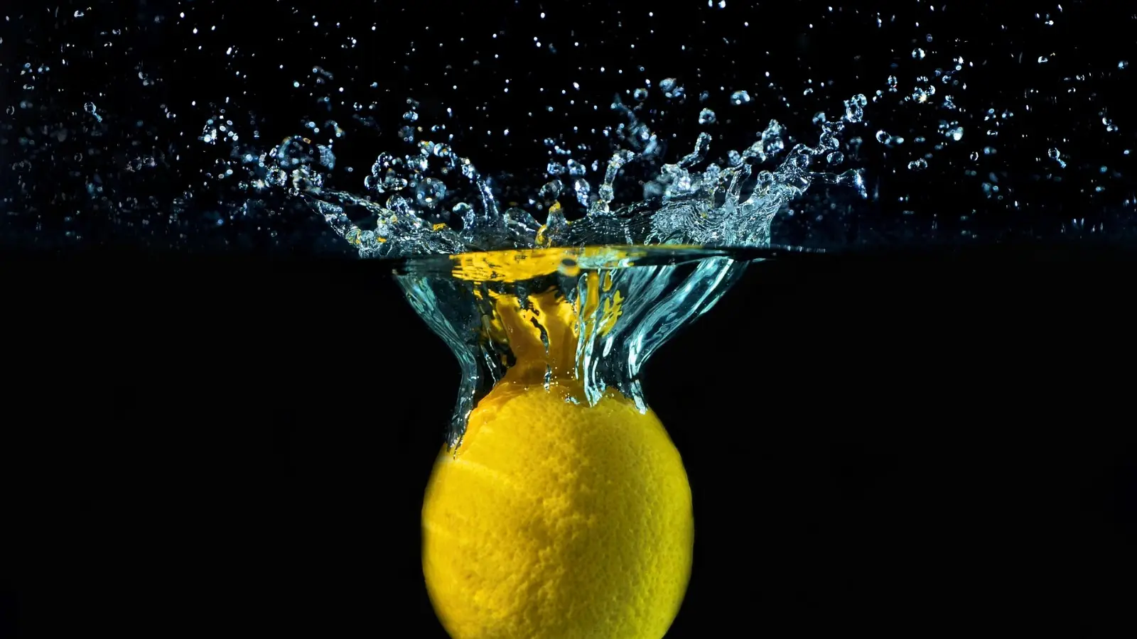 Agua con limón: Mitos y verdades sobre sus beneficios Agua con limón: Mitos y verdades sobre sus beneficios