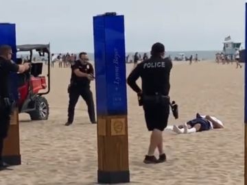 Varios policías matan a tiros a un hombre en un campeonato de surf en la playa de Huntington Beach 