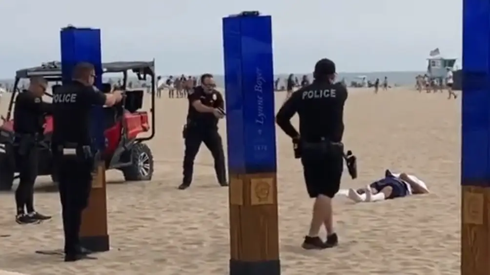 Varios policías matan a tiros a un hombre en un campeonato de surf en la playa de Huntington Beach Varios policías matan a tiros a un hombre en un campeonato de surf en la playa de Huntington Beach