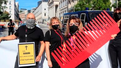 Los peluqueros y centros de estética reclaman frente al Congreso la bajada del IVA al 10%