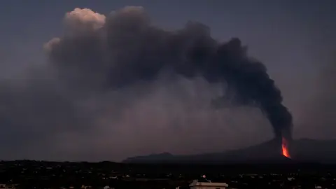 El Gobierno canario: "El cese de la actividad volcánica es normal con este tipo de erupción, no nos debe preocupar" El Gobierno canario: "El cese de la actividad volcánica es normal con este tipo de erupción, no nos debe preocupar"