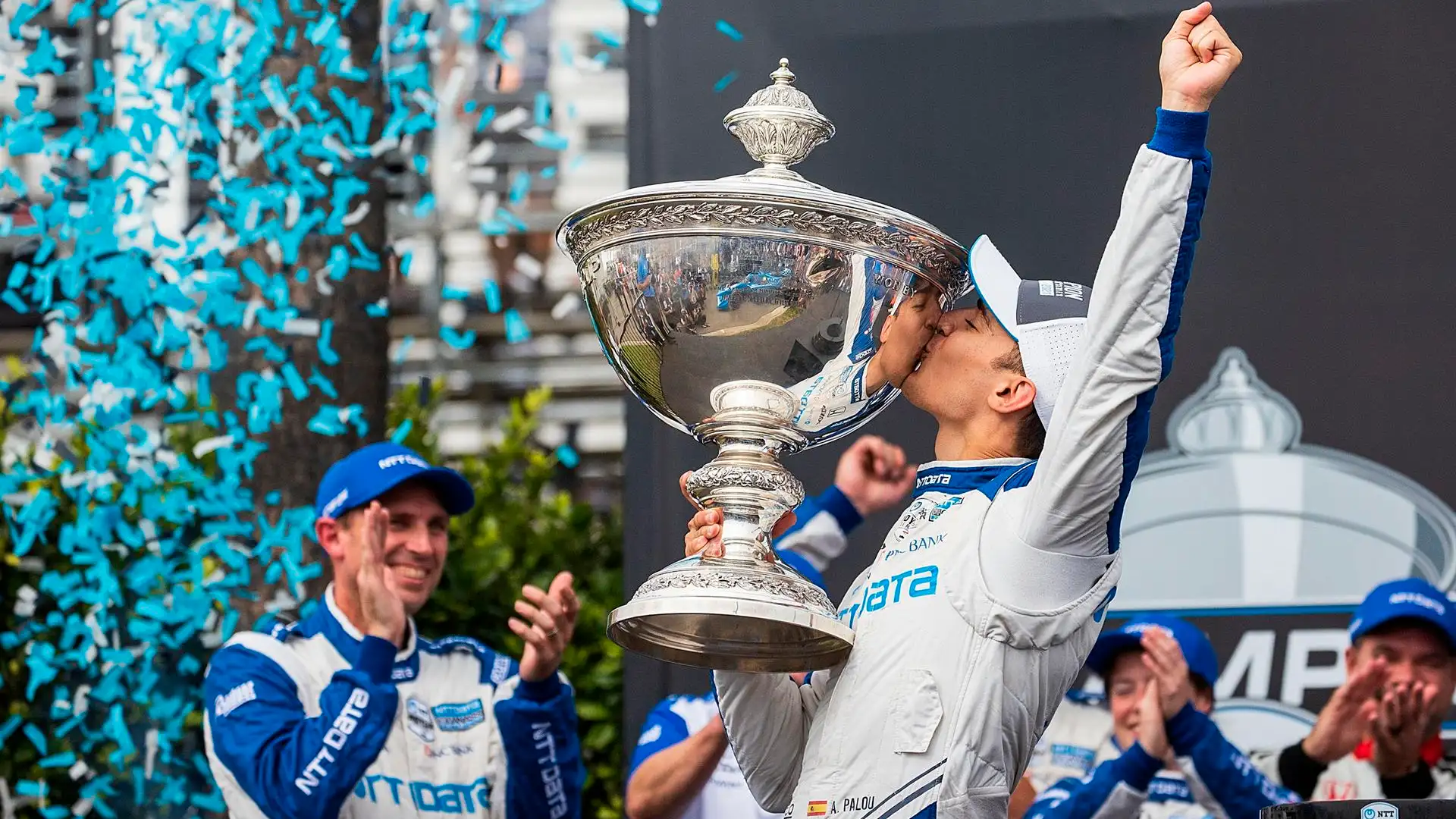 Alex Palou hace historia y se convierte en el primer español campeón de la IndyCar Alex Palou hace historia y se convierte en el primer español campeón de la IndyCar