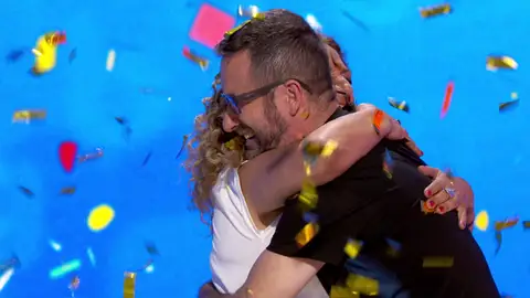 Sofía y Marco Antonio se funden en un cariñoso abrazo tras compartir 52 programas en ‘Pasapalabra’ Sofía y Marco Antonio se funden en un cariñoso abrazo tras compartir 52 programas en ‘Pasapalabra’