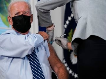 Joe Biden recibe la tercera dosis de la vacuna contra la Covid-19