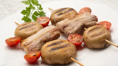 Brocheta de champiñones y panceta fresca Brocheta de champiñones y panceta fresca