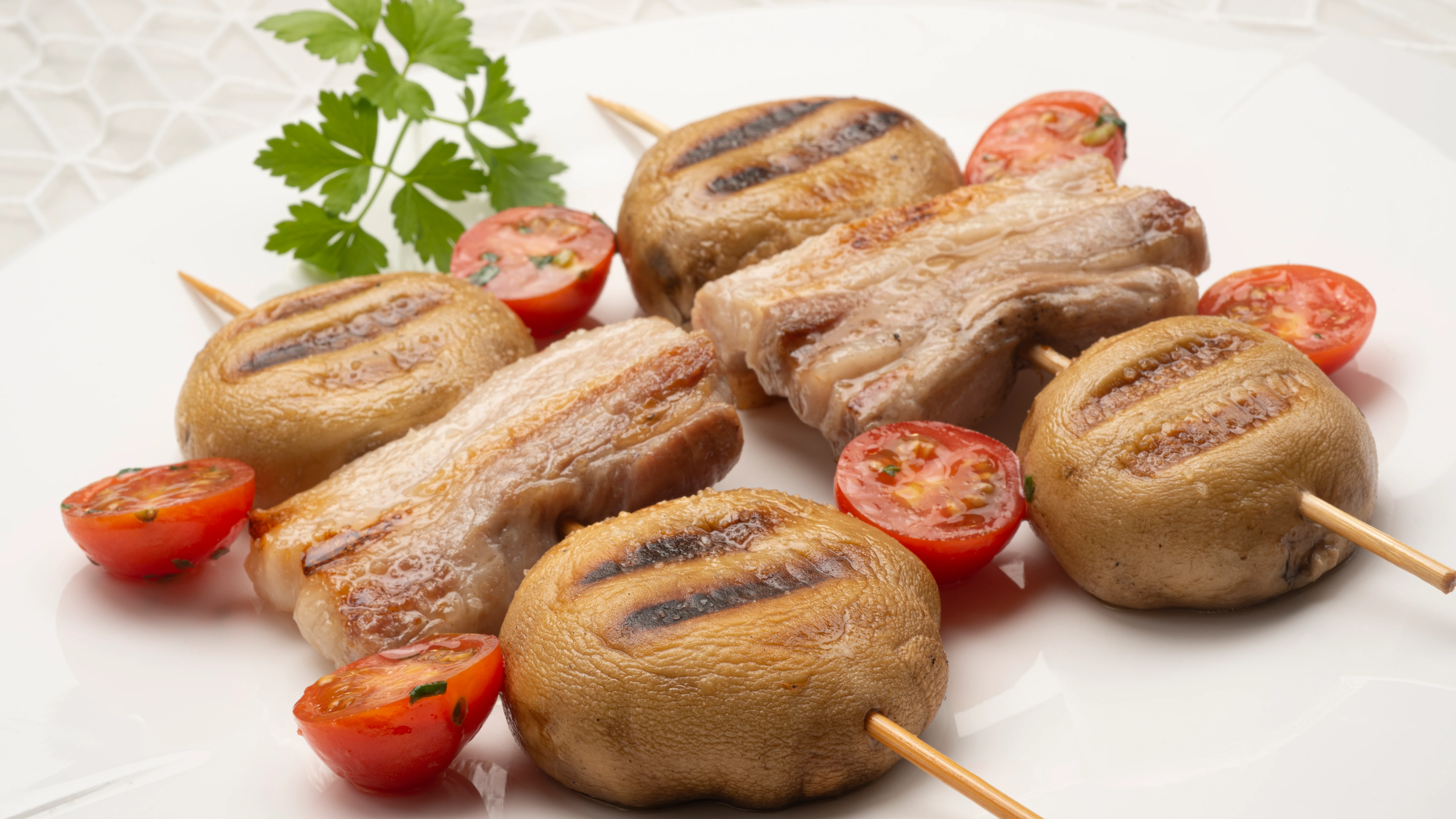 Brocheta de champi&ntilde;ones y panceta fresca