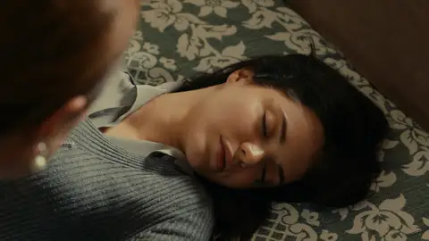 Züleyha, triste y desesperada, intenta quitarse la vida Züleyha, triste y desesperada, intenta quitarse la vida