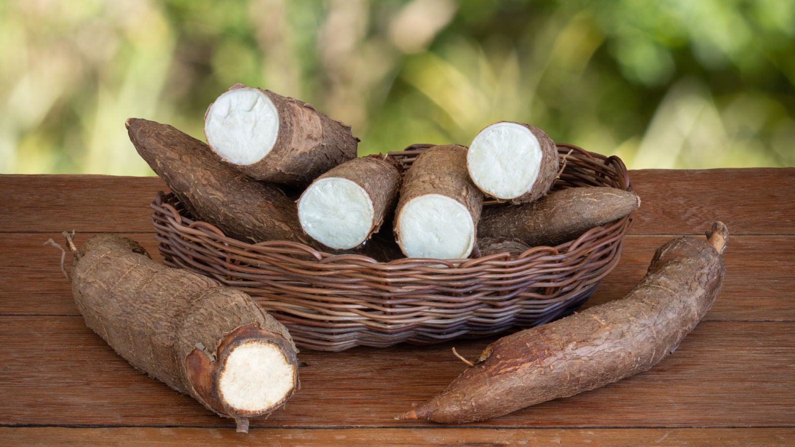 Yuca: ¿Qué es, qué beneficios ofrece y en qué recetas podemos utilizarla?