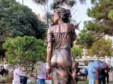 Polémica en Italia por una escultura "demasiado sexualizada" para representar un acontecimiento histórico trágico