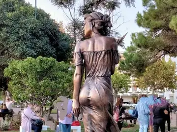 Polémica en Italia por una escultura "demasiado sexualizada" para representar un acontecimiento histórico trágico Polémica en Italia por una escultura "demasiado sexualizada" para representar un acontecimiento histórico trágico
