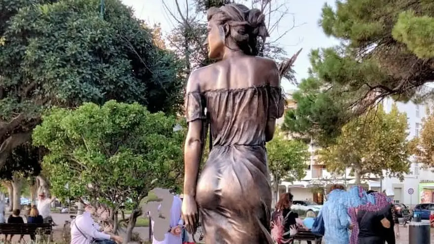 Pol&eacute;mica en Italia por una escultura "demasiado sexualizada" para representar un acontecimiento hist&oacute;rico tr&aacute;gico
