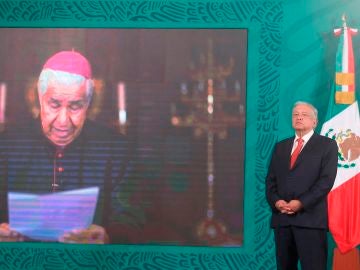 El Presidente de México Andrés Manuel López Obrador (d) escucha una misiva leída por el cardenal Rogelio Cabrera, arzobispo de Monterrey y presidente del Episcopado Mexicano (CEM) (i) por videoconferencia hoy en Palacio Nacional en Ciudad de México (México)