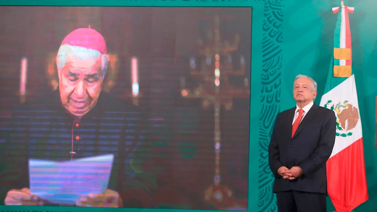 El Presidente de México Andrés Manuel López Obrador (d) escucha una misiva leída por el cardenal Rogelio Cabrera, arzobispo de Monterrey y presidente del Episcopado Mexicano (CEM) (i) por videoconferencia hoy en Palacio Nacional en Ciudad de México (México) El Presidente de México Andrés Manuel López Obrador (d) escucha una misiva leída por el cardenal Rogelio Cabrera, arzobispo de Monterrey y presidente del Episcopado Mexicano (CEM) (i) por videoconferencia hoy en Palacio Nacional en Ciudad de México (México)
