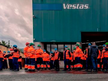Varios empleados de la factoría de aerogeneradores Vestas se manifiestan este miércoles en Viveiro (Lugo) en el primer día de movilizaciones tras el anuncio por parte de la empresa de un Erte que afectaría a la totalidad de los 115 empleados.