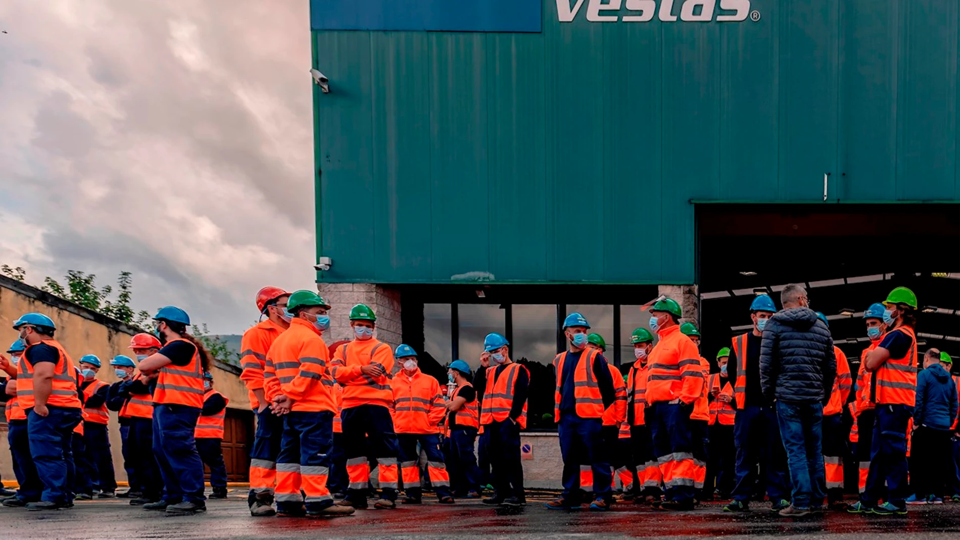 Varios empleados de la factoría de aerogeneradores Vestas se manifiestan este miércoles en Viveiro (Lugo) en el primer día de movilizaciones tras el anuncio por parte de la empresa de un Erte que afectaría a la totalidad de los 115 empleados.