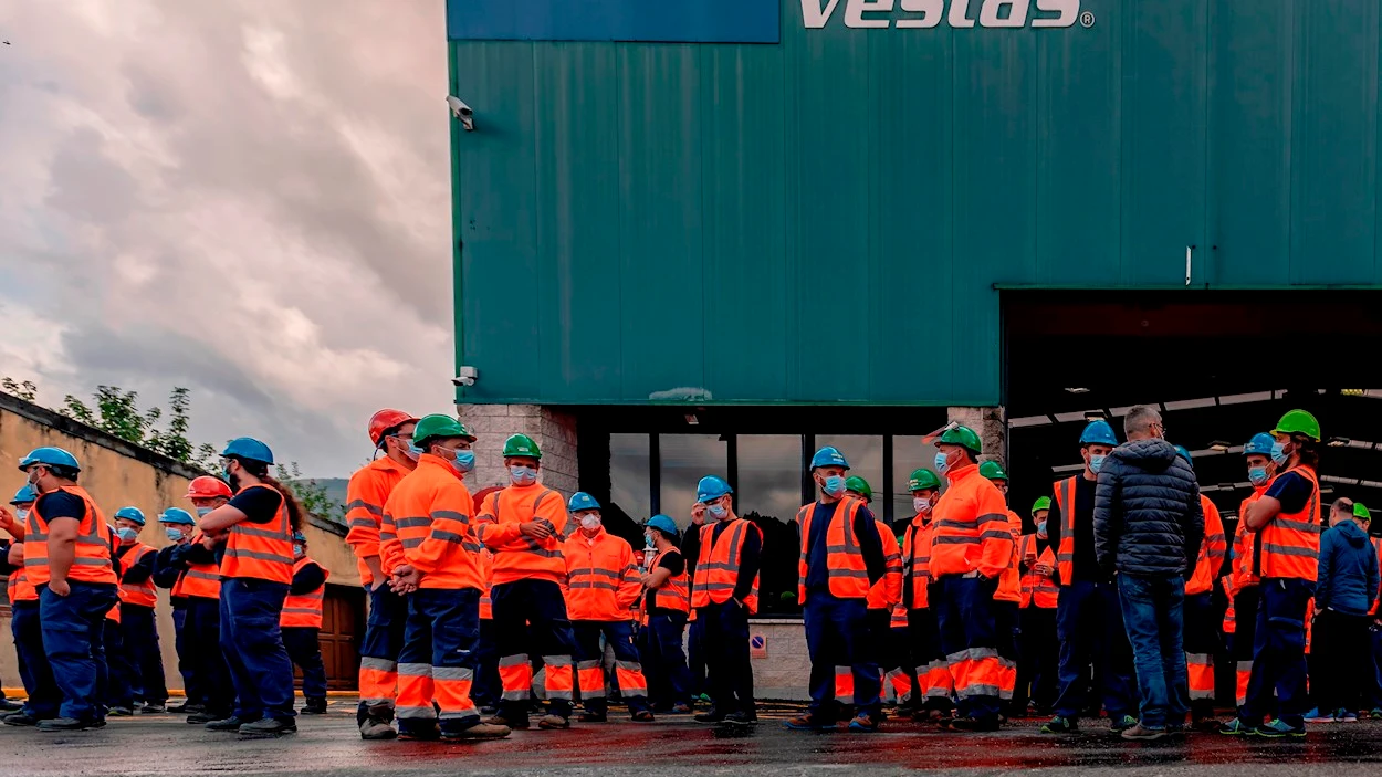Varios empleados de la factor&iacute;a de aerogeneradores Vestas se manifiestan este mi&eacute;rcoles en Viveiro (Lugo) en el primer d&iacute;a de movilizaciones tras el anuncio por parte de la empresa de un Erte que afectar&iacute;a a la totalidad de los 115 empleados.