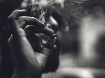 El tabaquismo es "muy probable" que empeore la gravedad del Covid-19 y el riesgo de muerte, según un estudio