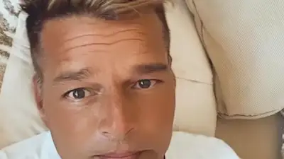Ricky Martin se presenta con "cara nueva" y las redes no lo perdonan Ricky Martin se presenta con "cara nueva" y las redes no lo perdonan