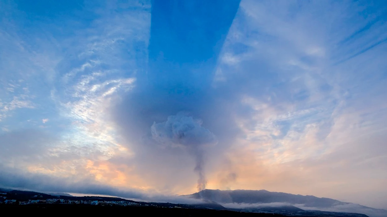 Columnas de humo y cenizas emergen del volcán en una imagen tomada este martes desde la localidad de Tazacorte, en la isla de La Palma Columnas de humo y cenizas emergen del volcán en una imagen tomada este martes desde la localidad de Tazacorte, en la isla de La Palma