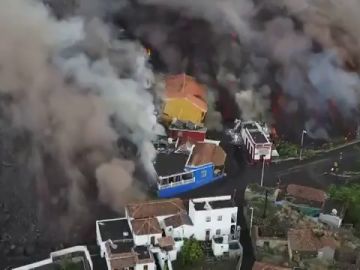 La colada de lava del volcán de La Palma, avanzando más rápidamente hacia el mar a vista de dron