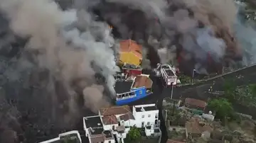 La colada de lava del volcán de La Palma, avanzando más rápidamente hacia el mar a vista de dron La colada de lava del volcán de La Palma, avanzando más rápidamente hacia el mar a vista de dron